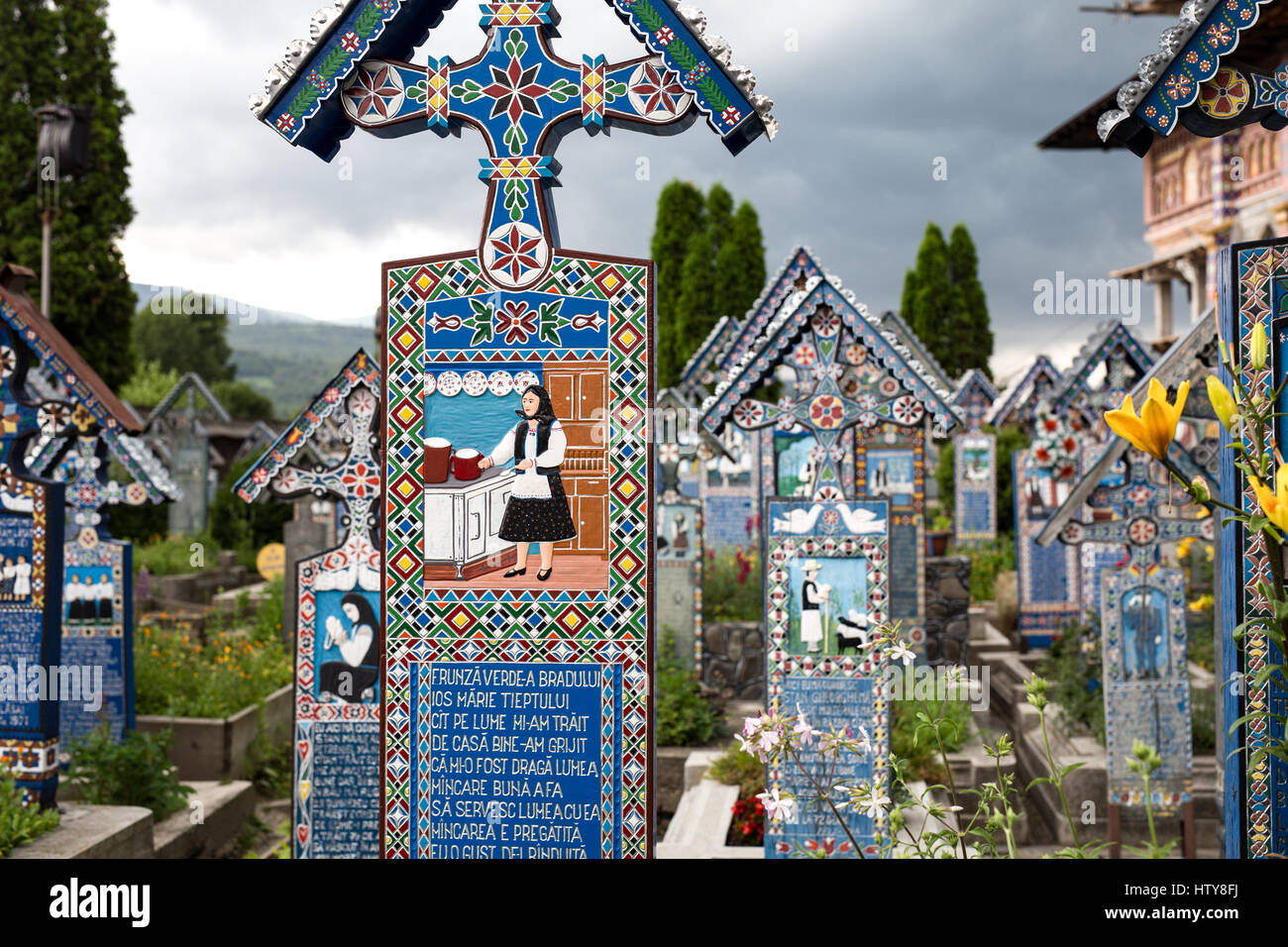 Roumanie Le Cimetiere Joyeux Cimitirul Vesel De Sapanta Maramures Celebre Pour Ses Pierres Tombales Colores Avec Des Peintures Naives De Decrire Photo Stock Alamy Roumanie Le Cimetiere Joyeux Cimitirul Vesel De Sapanta Maramures Celebre Pour Ses Pierres Tombales Colores Avec Des Peintures Naives De Decrire Photo Stock Alamy
