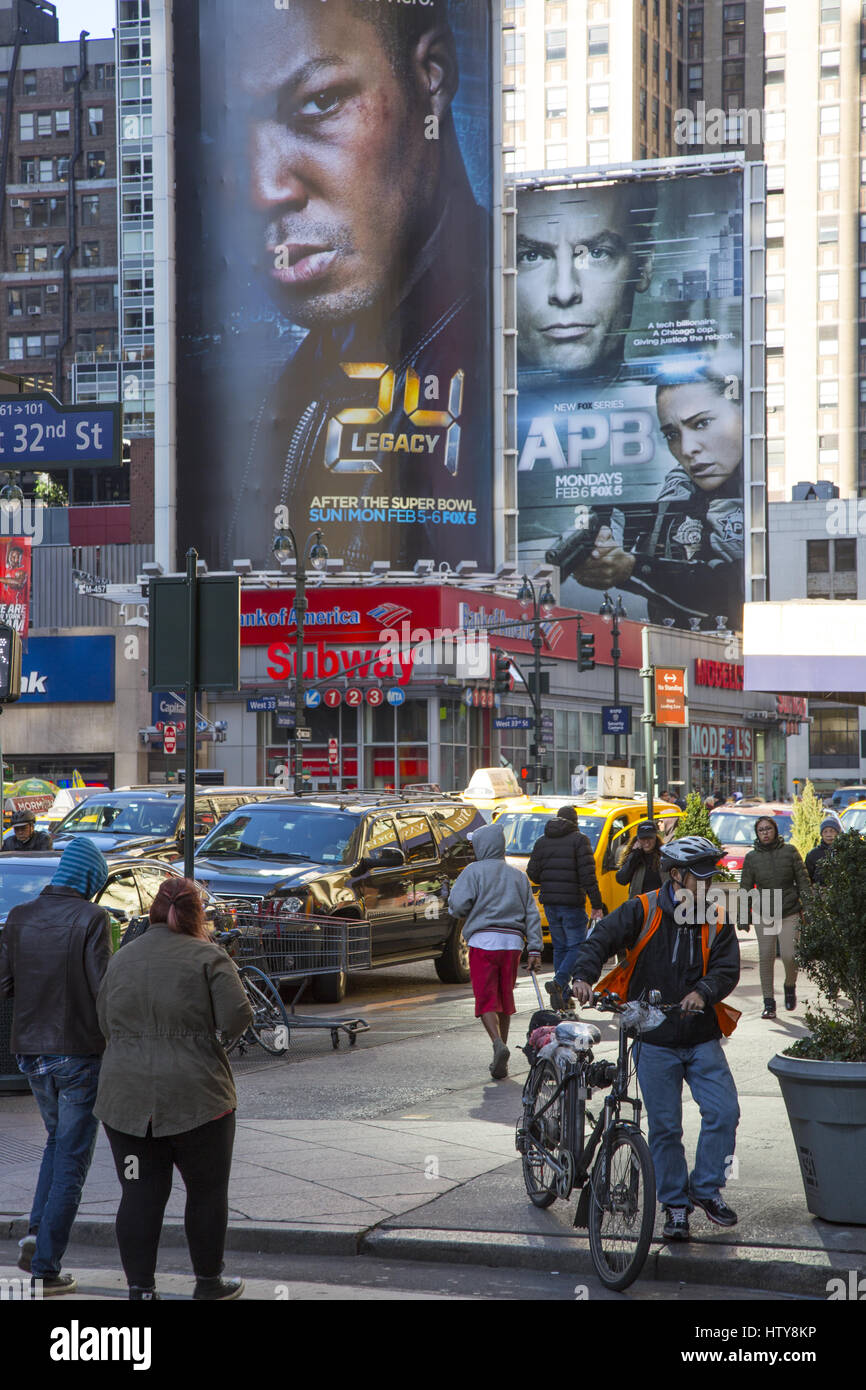 Grand film billboard ads dominent la vue sur la 7ème Avenue près de Penn Station à Midtown Manhattan. Banque D'Images