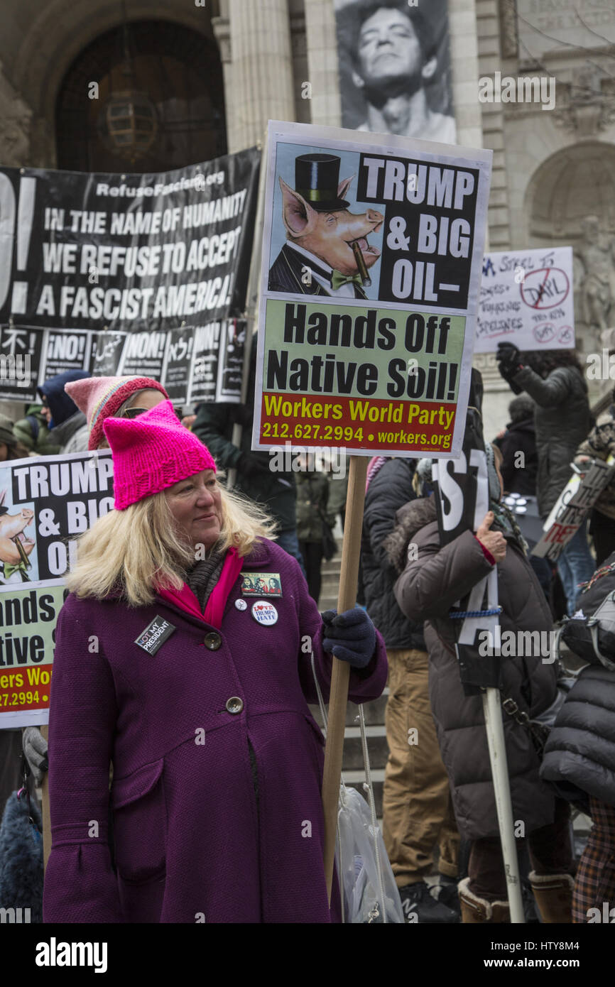 Mars & rallye en solidarité avec l'opposition des États-Unis à l'accès du Dakota Pipeline et d'autres attaques de l'Administration d'atout de l'environnement, en particulier celles qui affectent la qualité de l'eau. 5e Avenue, New York City. Banque D'Images