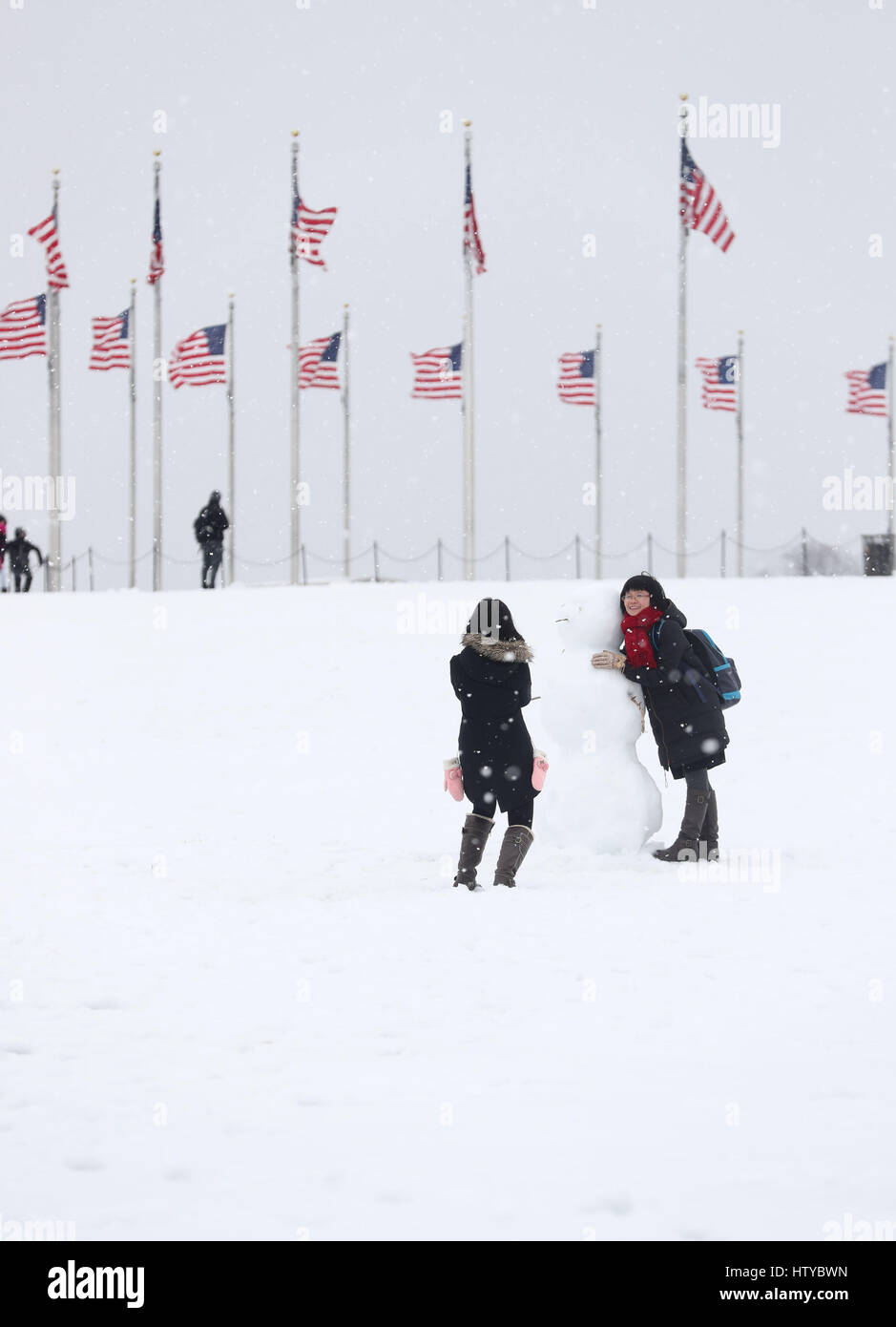 Les gens jouent dans la neige à Washington, D.C, USA, comme une tempête devrait chuter de plus de 30 cm de neige a frappé le nord-est des États-Unis, paralysant une grande partie de l'État de Washington à Boston corridor. Banque D'Images