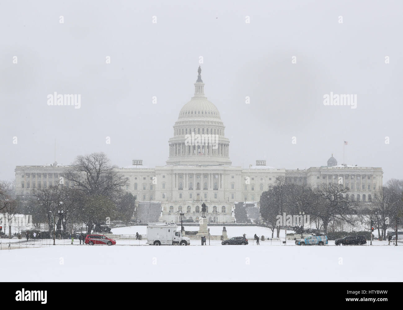 La neige recouvre la Maison Blanche et le Capitole à Washington, D.C, USA, comme une tempête devrait chuter de plus de 30 cm de neige a frappé le nord-est des États-Unis, paralysant une grande partie de l'État de Washington à Boston corridor. Banque D'Images