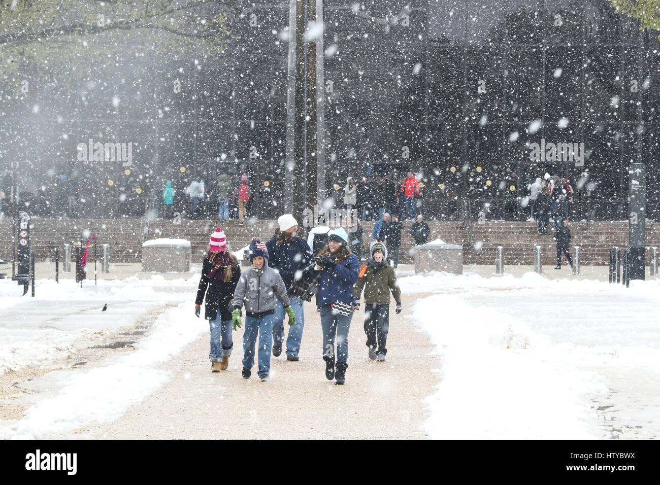 Les gens marchent dans la neige à Washington, D.C, USA, comme une tempête devrait chuter de plus de 30 cm de neige a frappé le nord-est des États-Unis, paralysant une grande partie de l'État de Washington à Boston corridor. Banque D'Images