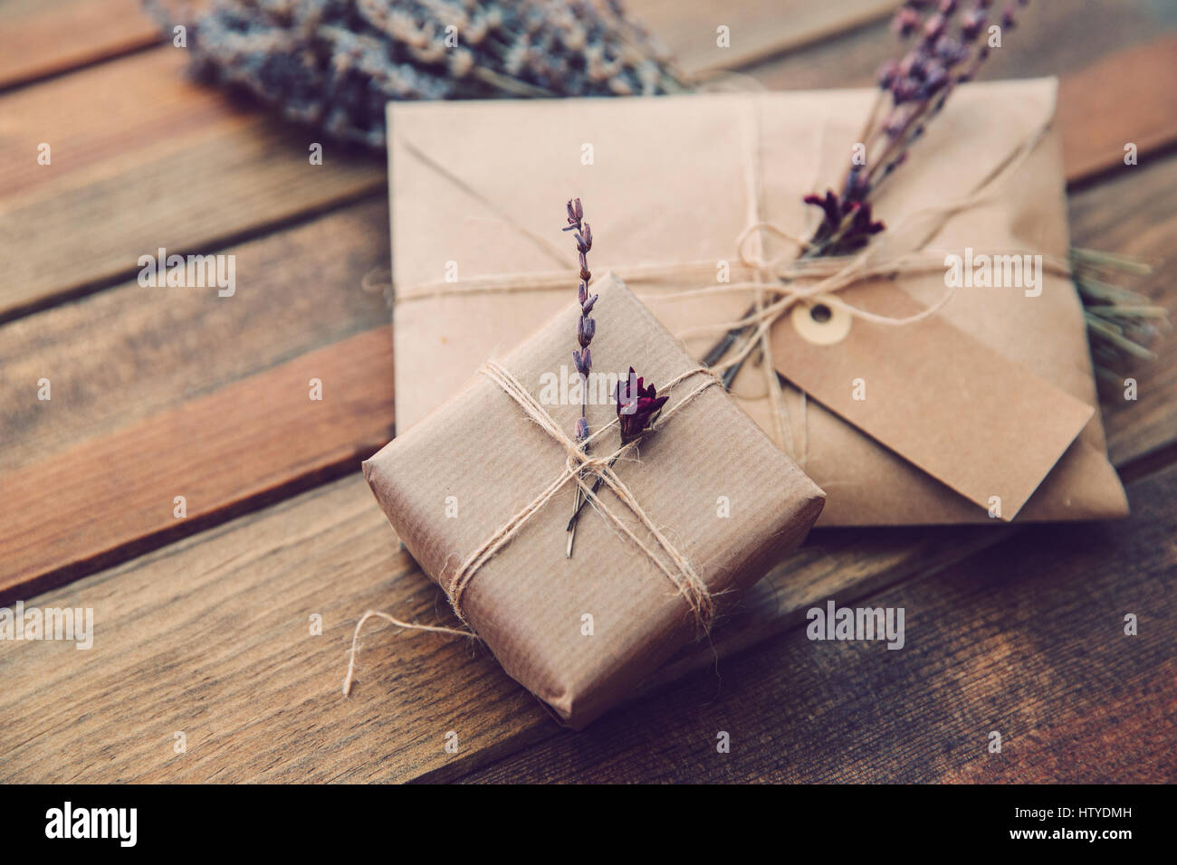 Et l'enveloppe cadeau enveloppé Banque D'Images