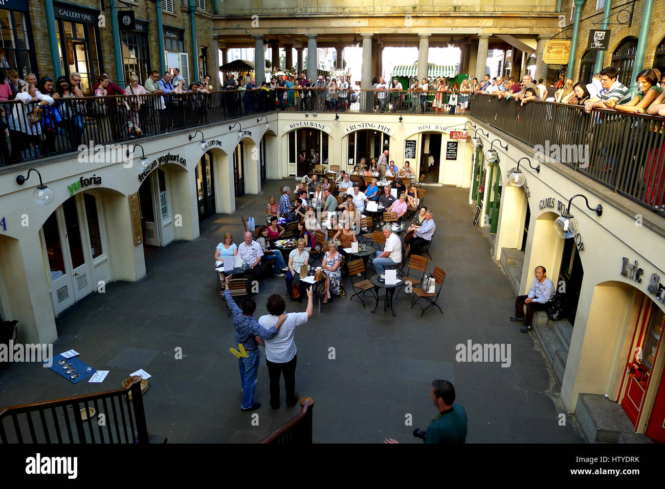 Les deux hommes sont au cœur de Covent Garden, Londres. Banque D'Images