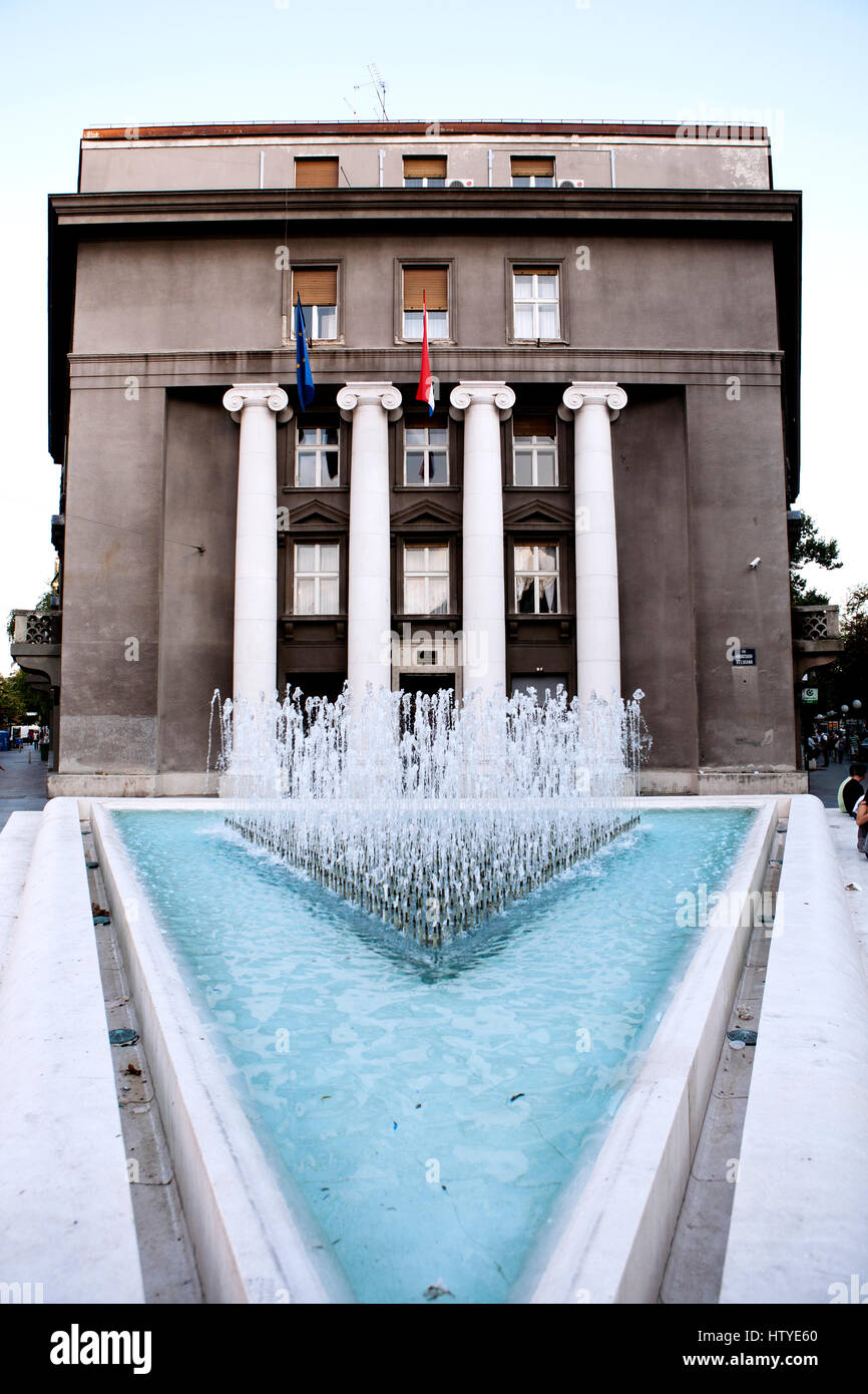 Fontaine d'eau en face de l'édifice de la Banque Nationale Croate à Zagreb, Croatie. Banque D'Images