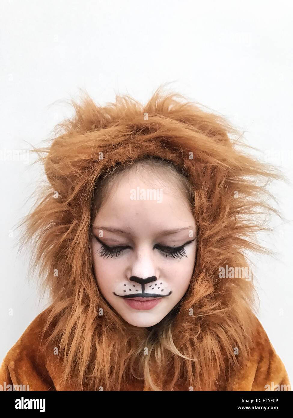 Jeune fille portant un costume de lion Banque D'Images