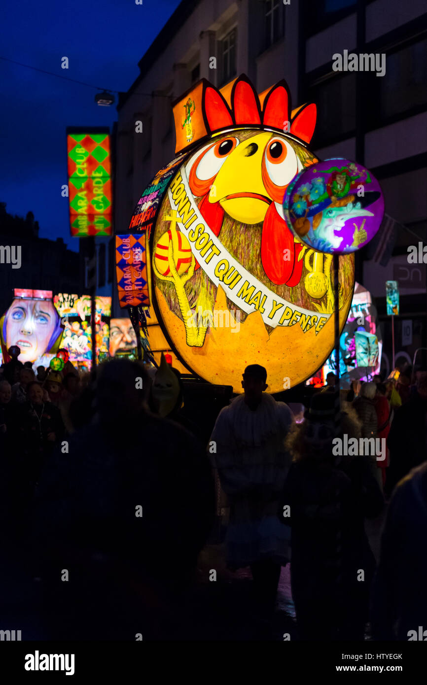 Carnaval de Bâle. Bâle, Suisse. Le 6 mars 2017. Petit bâton coloré et lanternes  lanterne principale lundi matin dans les rues pendant le défilé Photo Stock  - Alamy