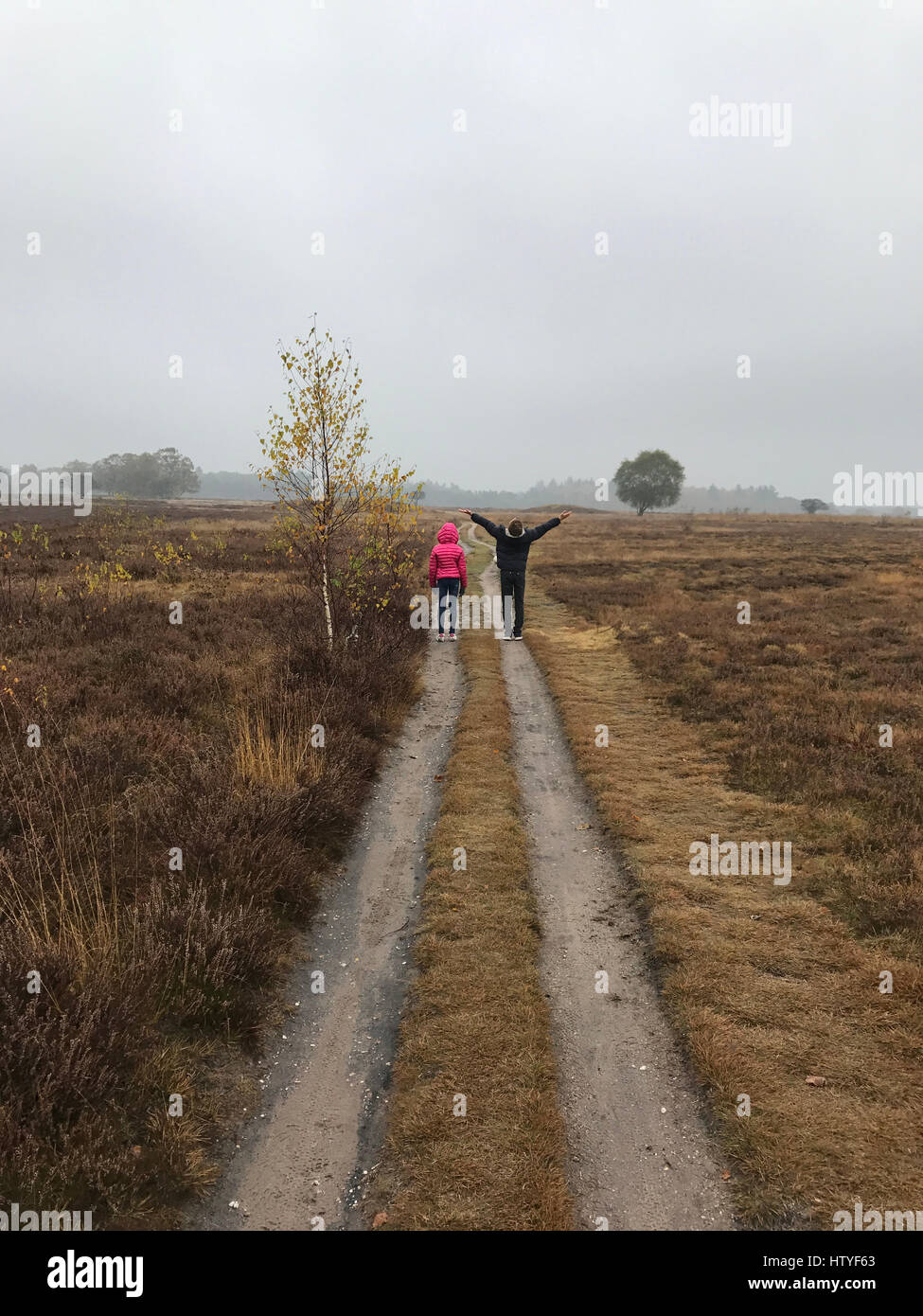 Fille et garçon marchant le long sentier, Laren, Pays-Bas Banque D'Images