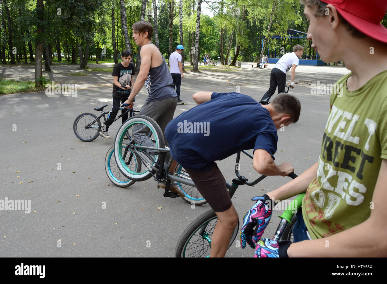 KOVROV, RUSSIE - Août 2, 2015 : Les adolescents sur un vélos BMX et planches à roulettes dans le parc nommé Degtyarev Banque D'Images