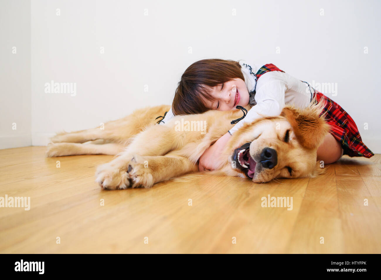 Girl de câliner son chien Banque D'Images