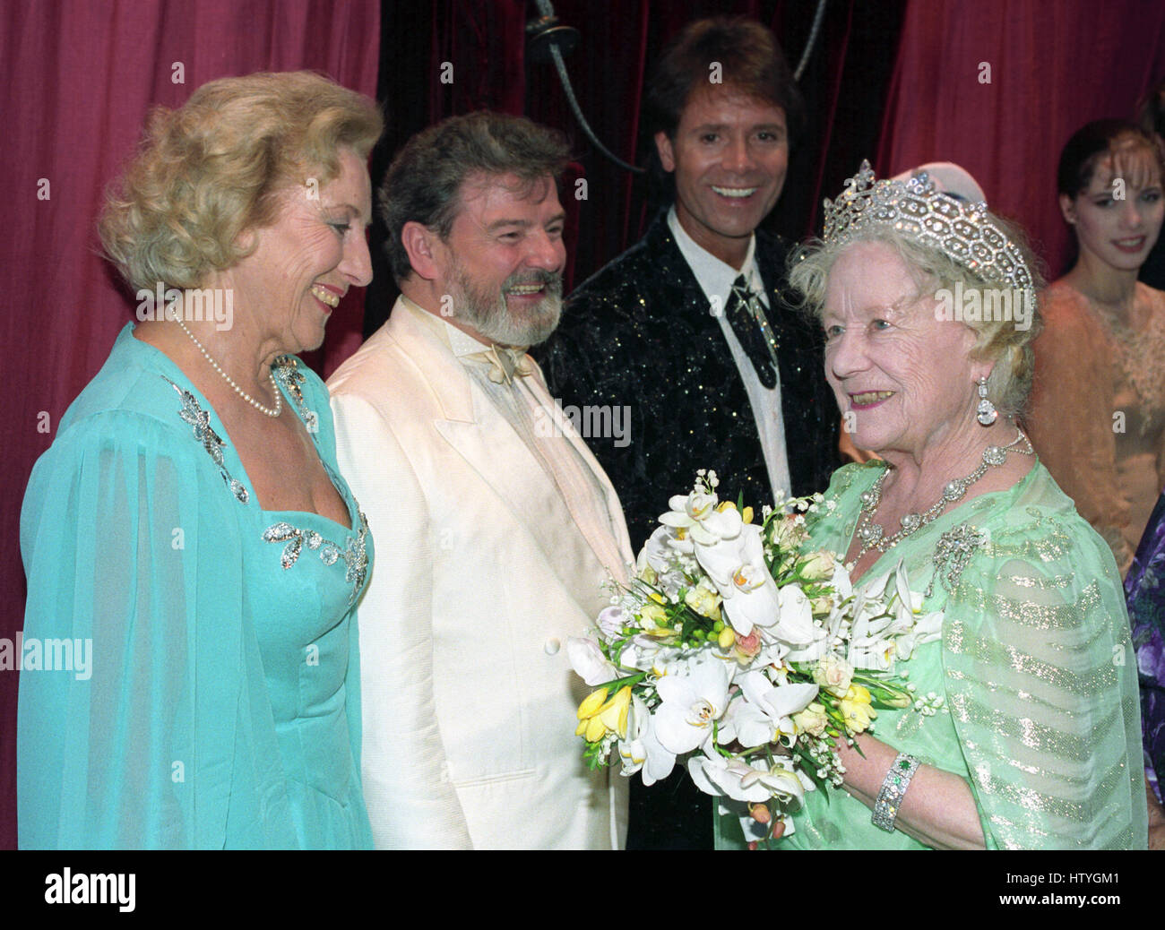 La Reine Mère backstage au London Palladium avec certains des artistes qui ont exécuté pour son 90e anniversaire du gala. (L-R) Dame Vera Lynn, flûtiste James Calway et pop star Cliff Richard. Banque D'Images