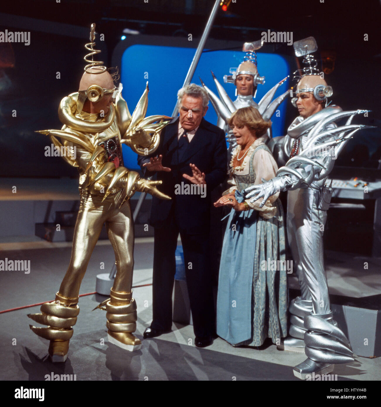 Hallo Peter !, Unterhaltungsshow mit Peter Kraus (rechts im Silberanzug), dabei : Peter Frankenfeld und Maria Schell, Deutschland 1970 er Jahre. Banque D'Images