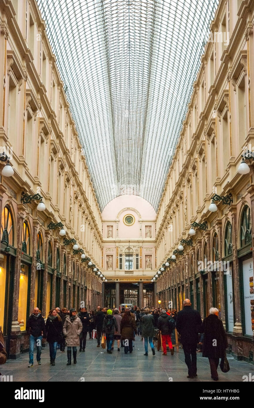 Bruxelles, Belgique - le 15 mars : Les gens dans les galeries de l'Institut Sait Hubert arcade commerçante à Bruxelles, Belgique le 15 mars 2015 Banque D'Images