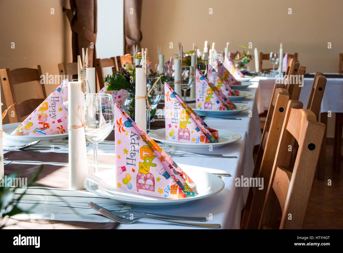 Decoration De Table D Anniversaire Avec Des Assiettes Verres Serviettes Et De Fleurs Photo Stock Alamy