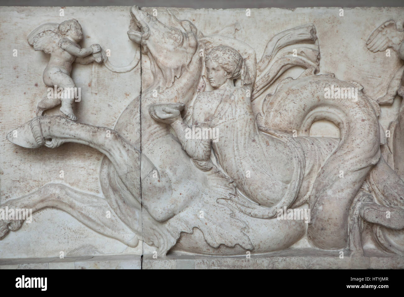 Nymphe de la mer une néréide équitation hippocampe et apporter un cadeau de mariage à Poséidon et Amphitrite. Détail de l'autel de Domitius Ahenobarbus. Mariage de Poséidon et Amphitrite représenté dans la frise en marbre d'une grande statue de base est de la Grèce à partir d'environ 150 av. J.-C. sur l'affichage dans le Musée Glyptothèque de Munich, Bavière, Allemagne. Banque D'Images