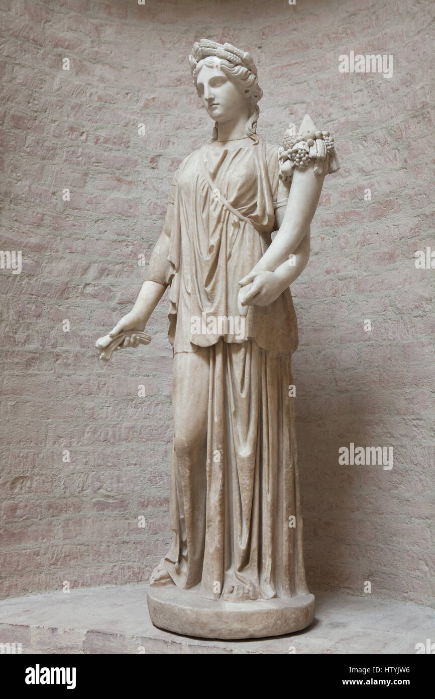 Statue d'Artémis. Copie romaine après un original grec du ive siècle avant J.-C. connu sous le nom d'Artemis Dresde sur l'affichage dans le Musée Glyptothèque de Munich, Bavière, Allemagne. La statue a été restaurée par le sculpteur danois Bertel Thorvaldsen dans le début du 19ème siècle comme Cérès, la déesse romaine de la fertilité. Banque D'Images