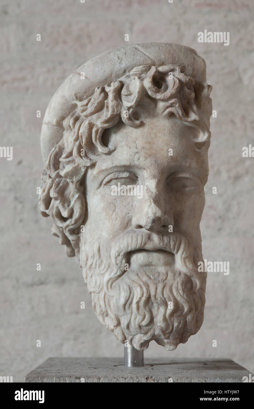 Tête d'une statue d'Asclépios. Copie romaine d'après un original grec de 420-410 av. J.-C. sur l'affichage dans le Musée Glyptothèque de Munich, Bavière, Allemagne. Banque D'Images