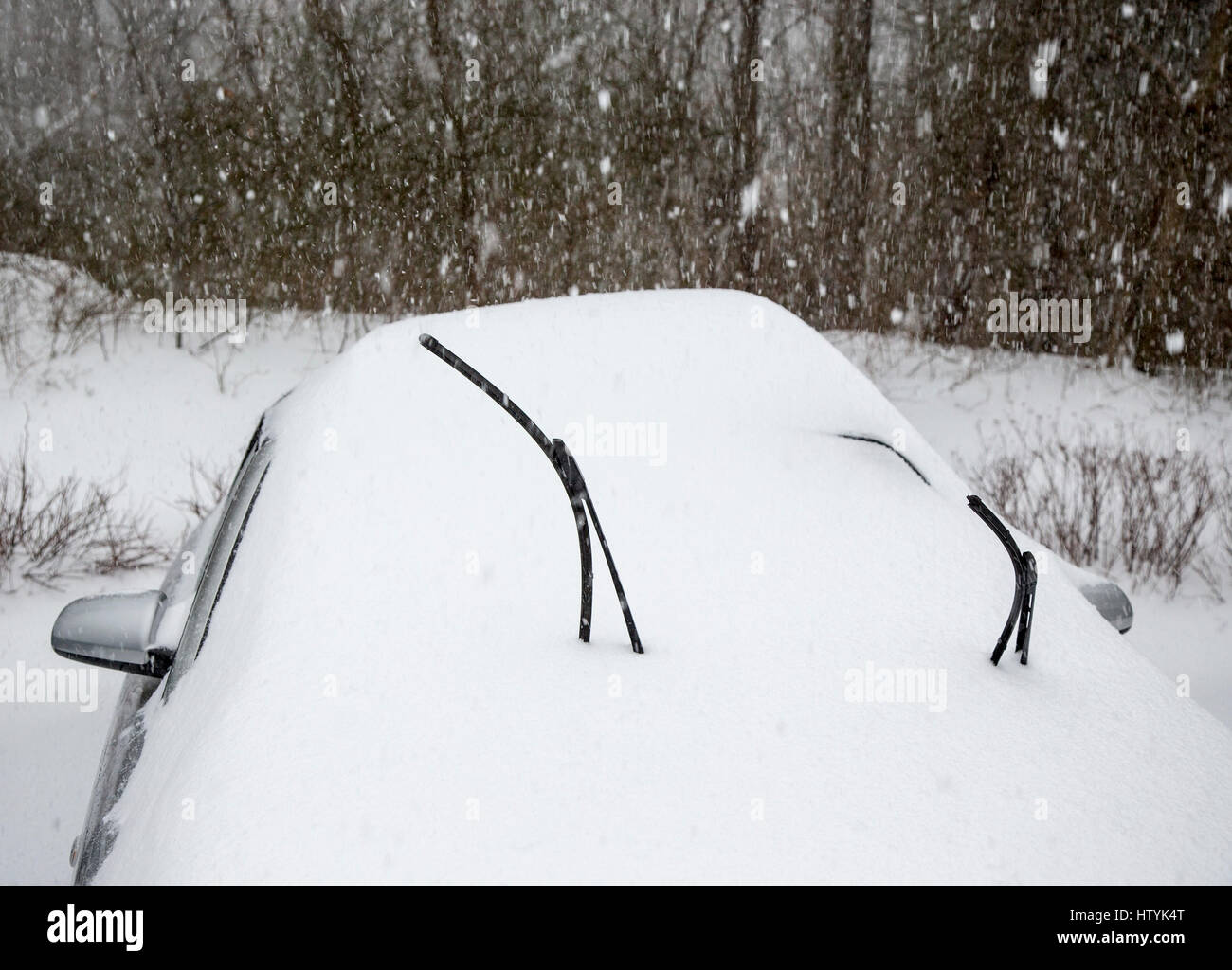 Les essuie-glace sur une voiture pendant une tempête de neige Banque D'Images