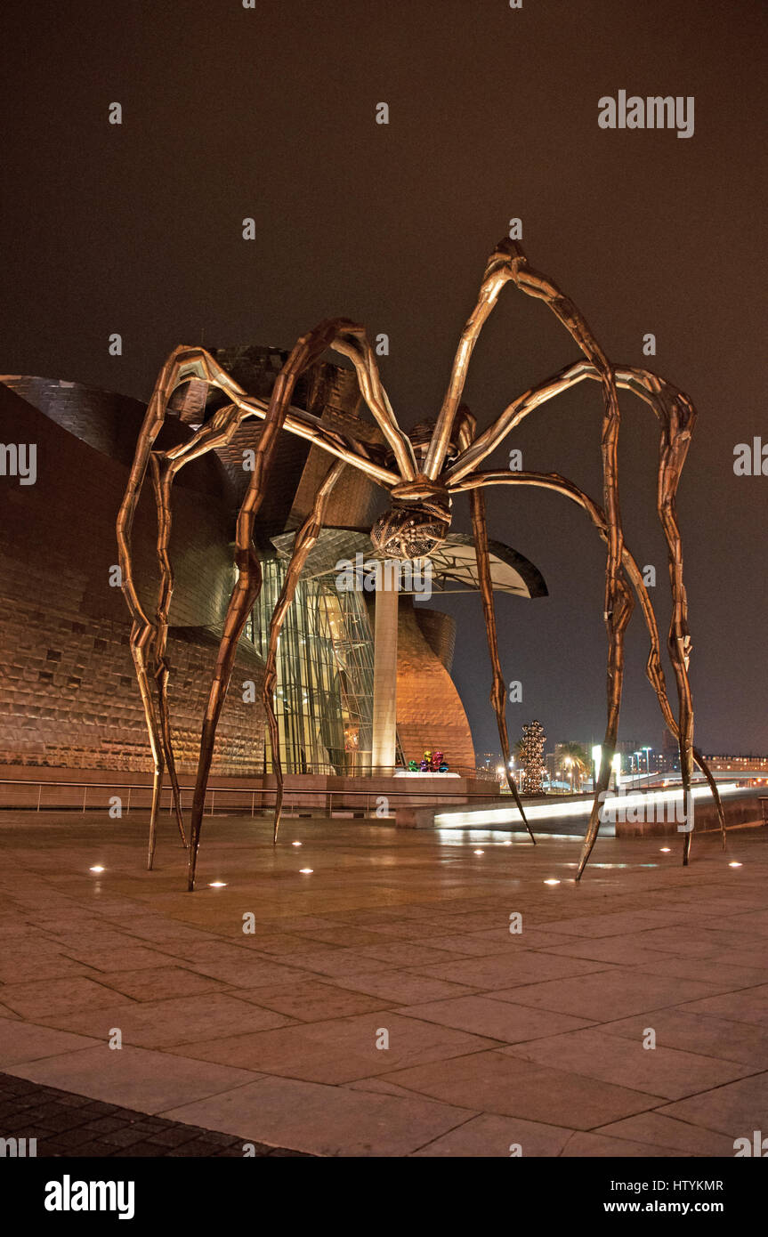 Bilbao : Maman, la sculpture de l'Araignée géante de Louise Bourgeois à  l'extérieur du Musée Guggenheim Bilbao avec vue sur les toits de nuit Photo  Stock - Alamy