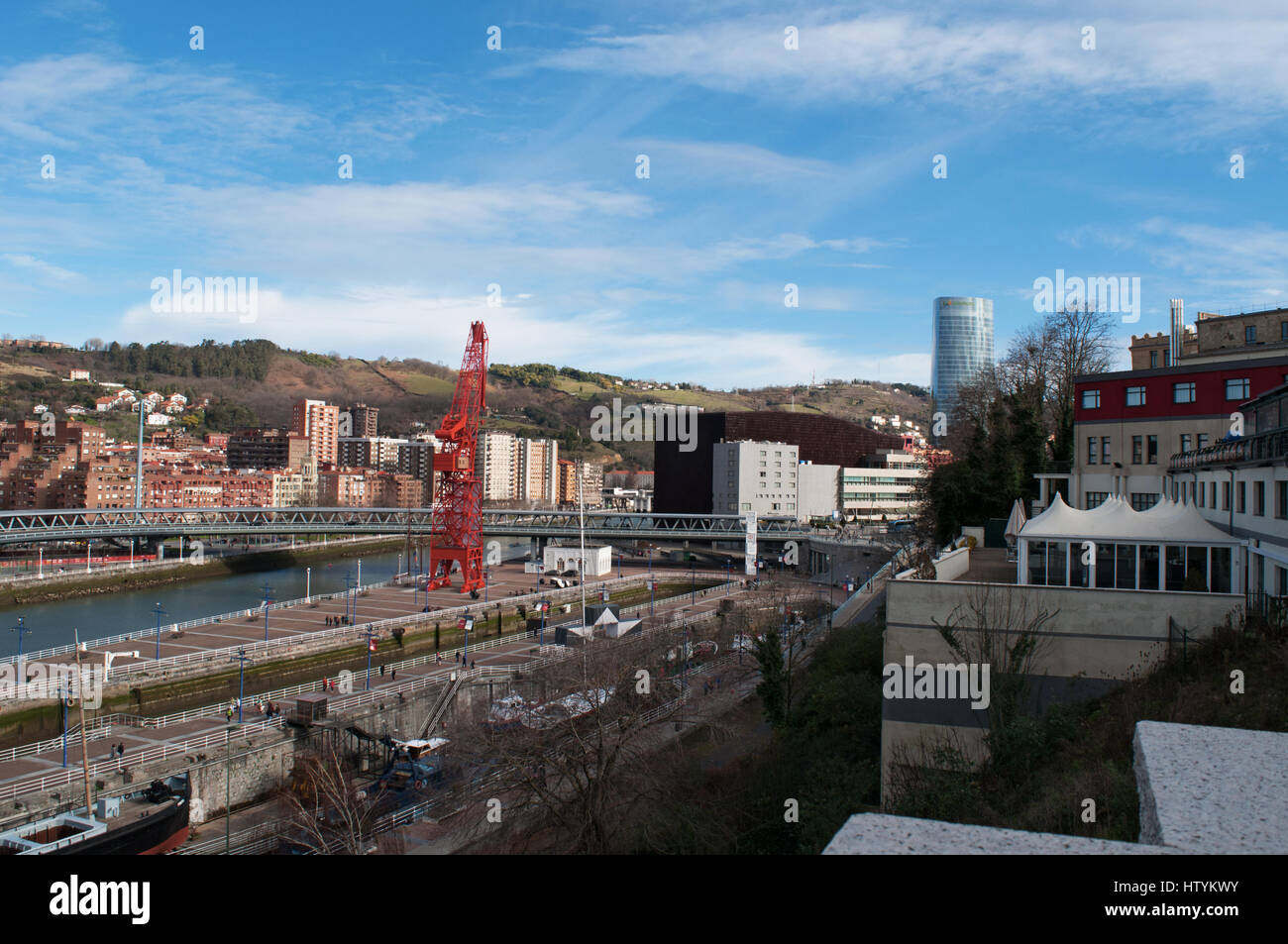 L'horizon de la ville de Bilbao, avec vue sur le Museo Maritimo Ria, le musée maritime situé sur le côté gauche de la rivière Nervion Banque D'Images