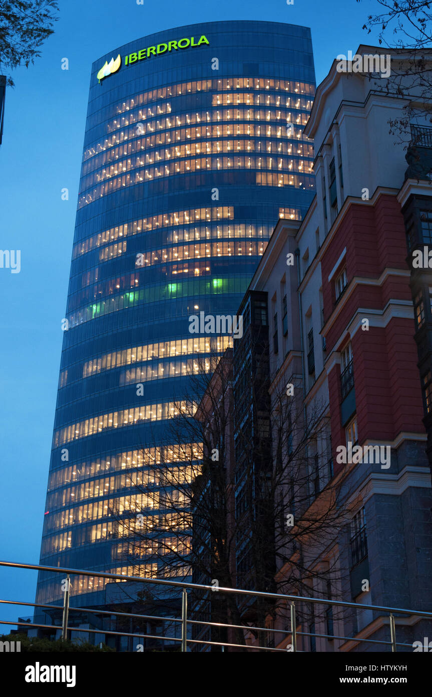 Bilbao : la Tour Iberdrola, siège de la compagnie d'électricité conçu par Cesar Pelli, le plus grand bâtiment dans le Pays Basque, vu la nuit Banque D'Images