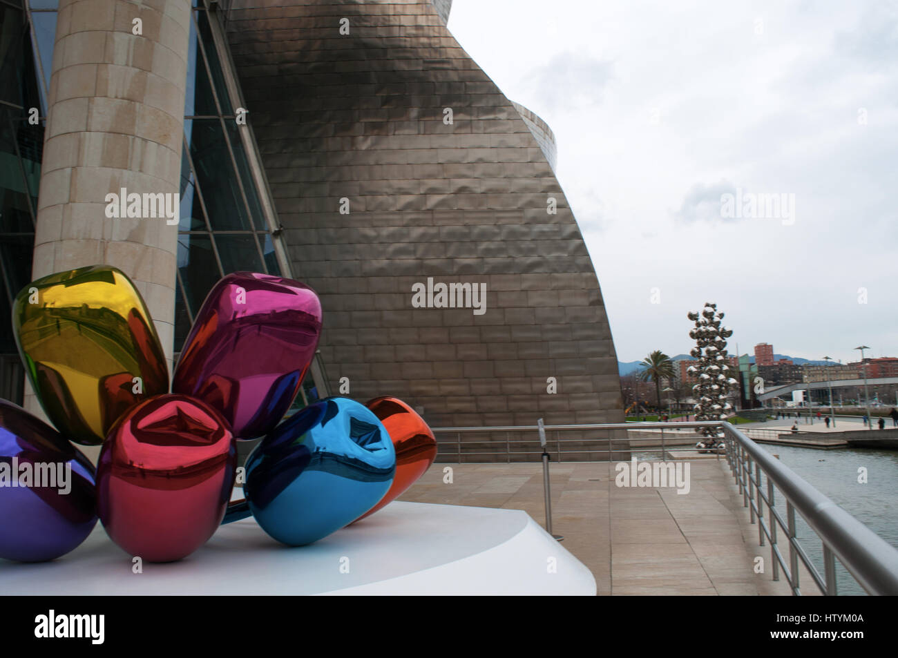 Un bouquet de tulipes, fleurs ballon multicolore sculpture réalisée par l'artiste Jeff Koons et située à l'extérieur du Musée Guggenheim Bilbao Banque D'Images