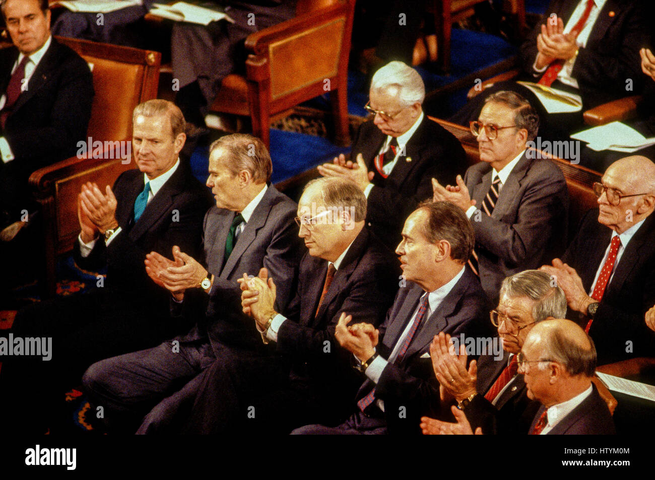 Les membres du Cabinet (l >r), James Baker III, Nicholas Brady, Richard Cheney, Richard Thornburgh, Manuel Lujan, Clayton Yeutter, (rangée arrière l >r) Sénateurs Robert Bryd, George Mitchell, Alan Cranston, avant le président George H. W. Bush prononce son premier message sur l'état de l'union à une session conjointe du Congrès, à Washington DC., 31 janvier 1990. Photo par Mark Reinstein Banque D'Images