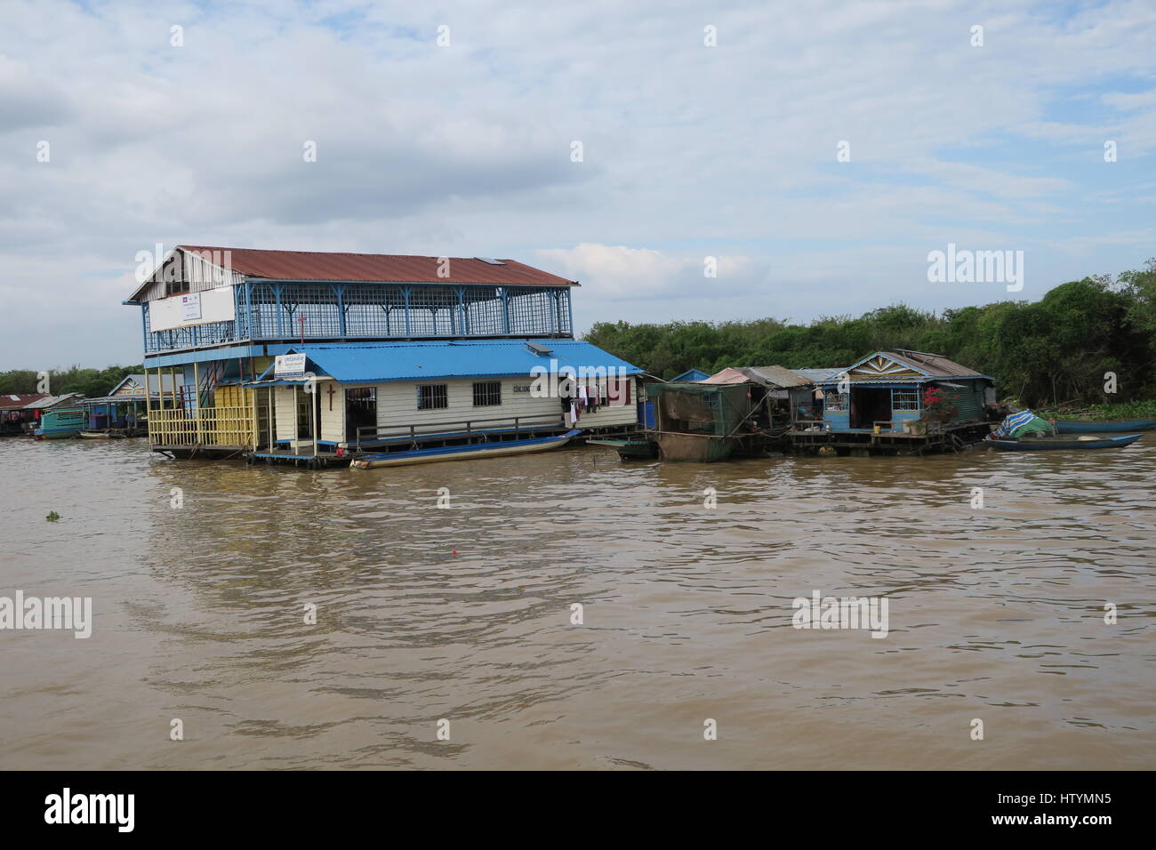 Lac Tonle Sap, Siem Reap, Cambodge. ville flottante, beaucoup de chalets en bois sur piliers dans l'eau, une maison simple, de la pauvreté, de l'eau sale. Banque D'Images