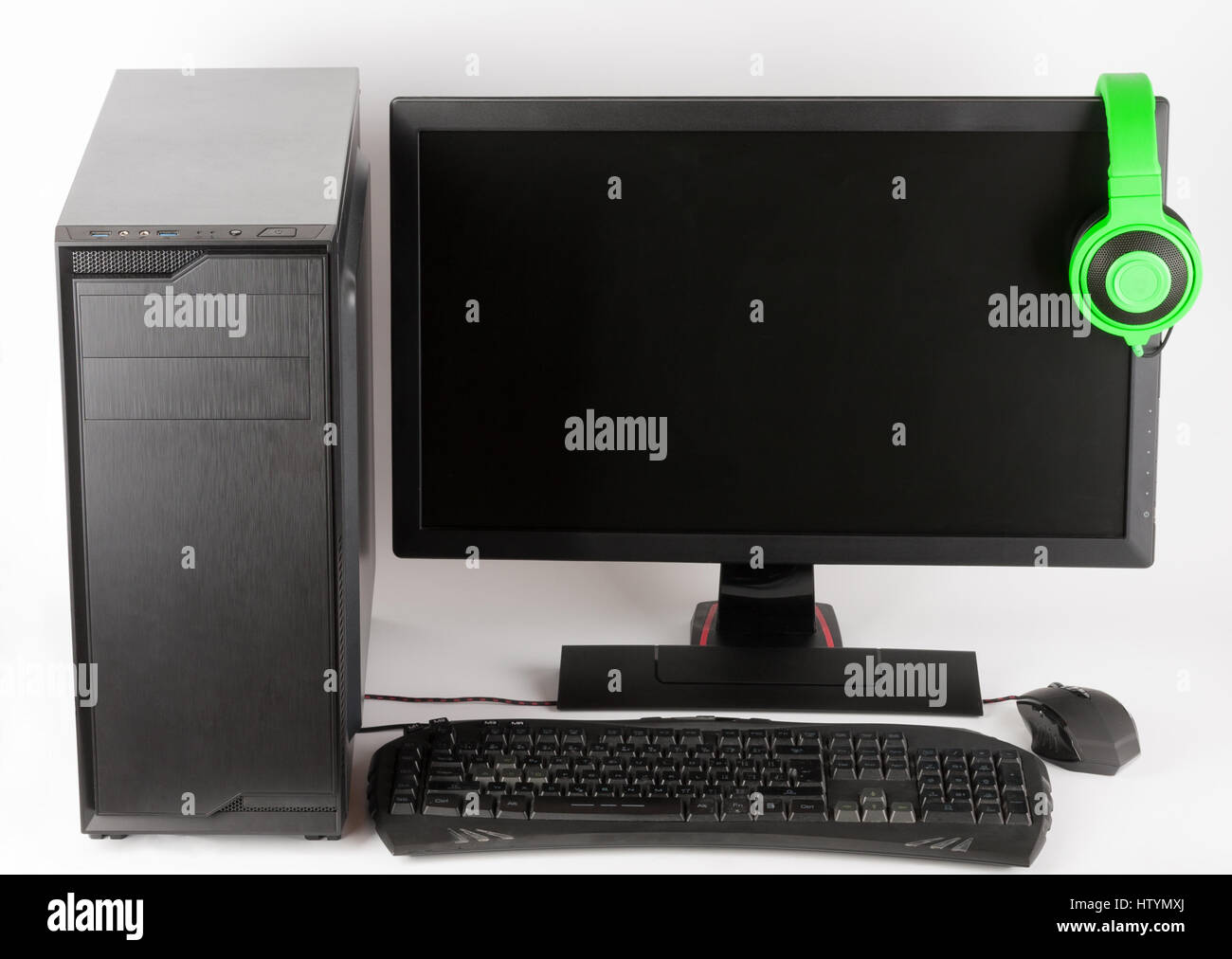 Tour Midi boîtier de l'ordinateur avec led écran, clavier, souris et casque  sur fond blanc, nouveau PC de jeu moderne Photo Stock - Alamy