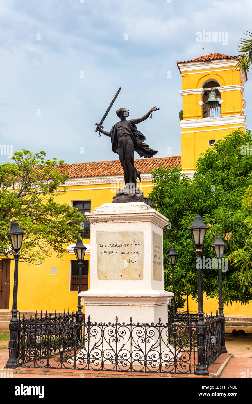 Statue et bâtiment colonial jaune dans Mompox, Colombie Banque D'Images