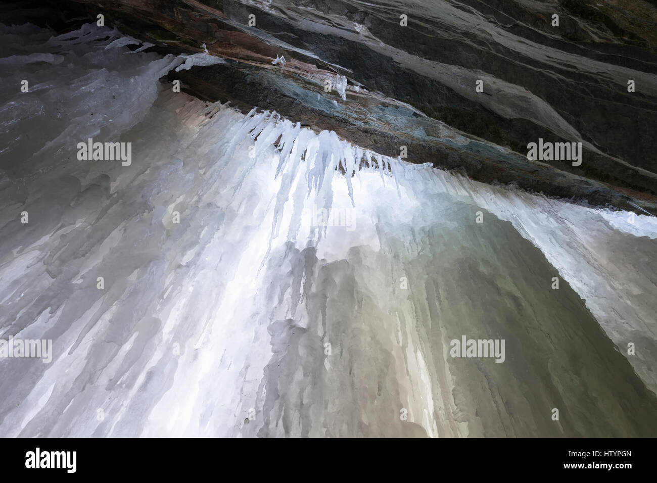 Jusqu'à à l'accumulation de glace à l'intérieur d'une grotte de glace formée par Buttermilk Falls au cours de l'hiver, à Hamilton, Ontario, Canada. Banque D'Images