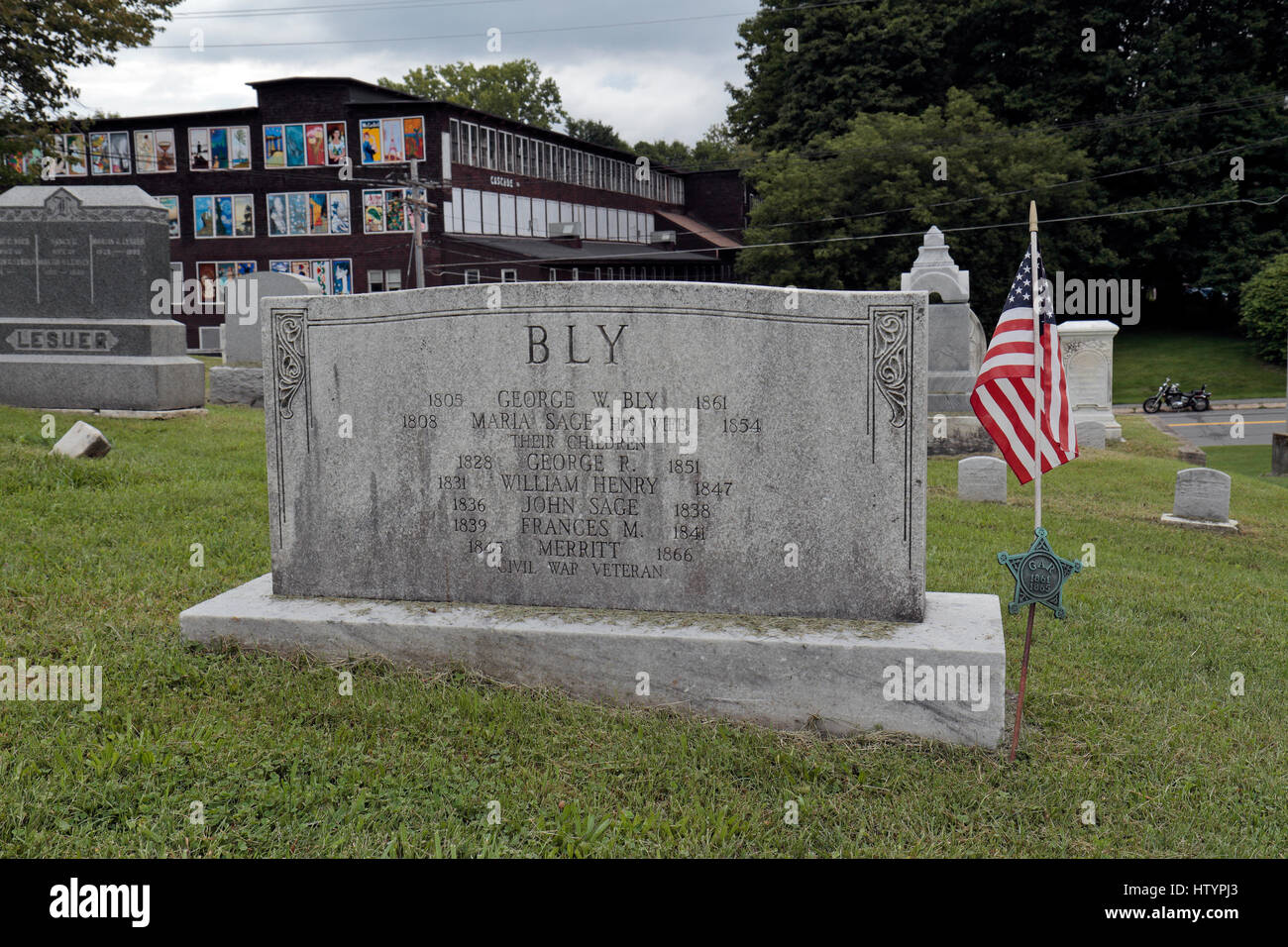 Pierre tombale généralement gros, montrant une famille entière dans le cimetière Hillside, North Adams, Massachusetts, United States. Banque D'Images