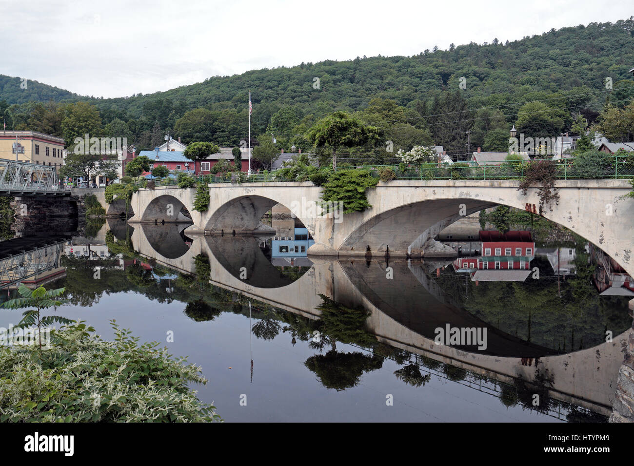 Le Pont de fleurs, un ancien pont de chariot, à Shelburne Falls, Massachusetts, United States. Banque D'Images