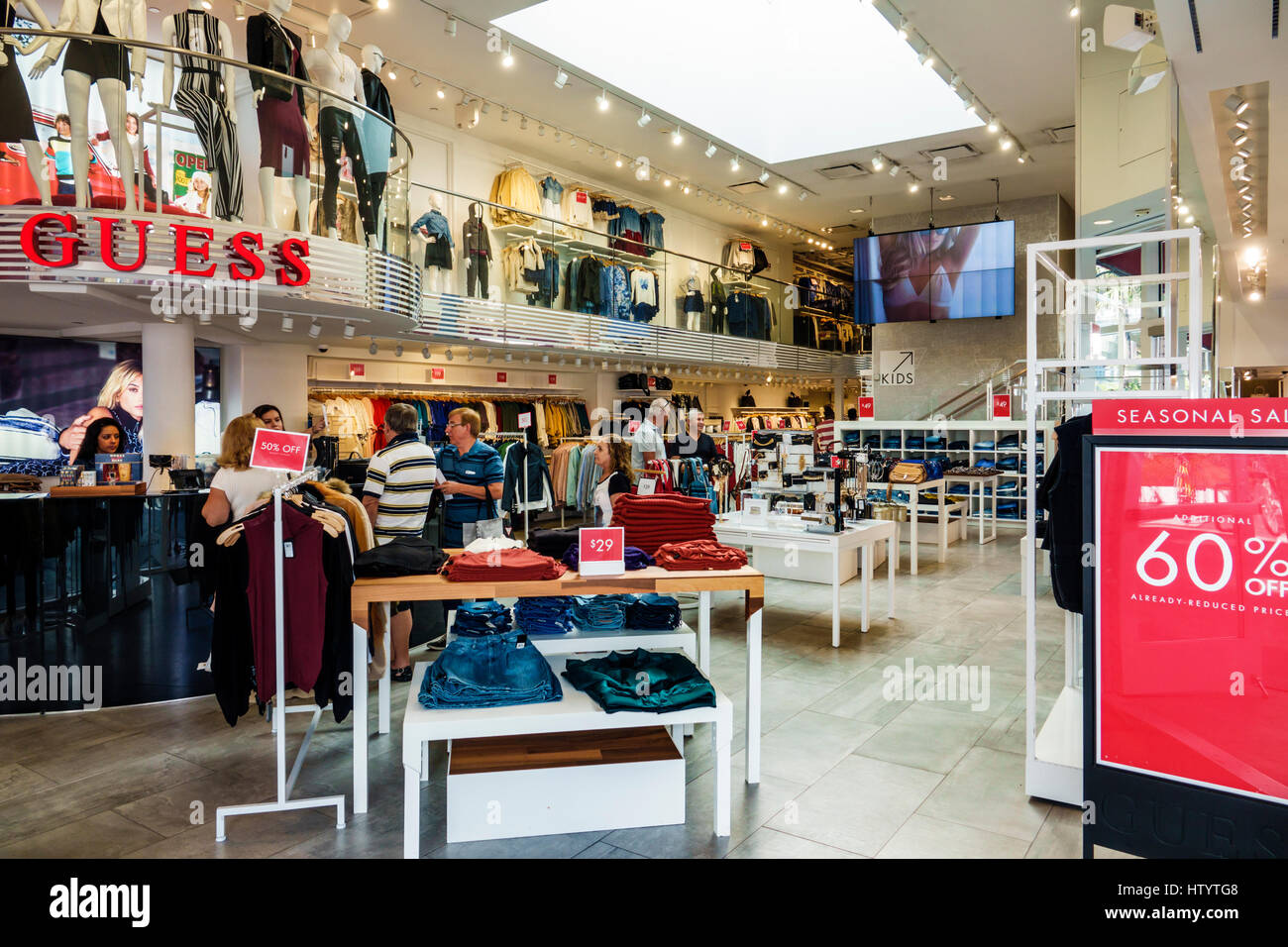 Florida South, Miami Beach, Lincoln Road Mall, guess, magasin d'entreprise, intérieur, vêtements, marque, jeans de créateur, intérieur, shopping shopper Banque D'Images