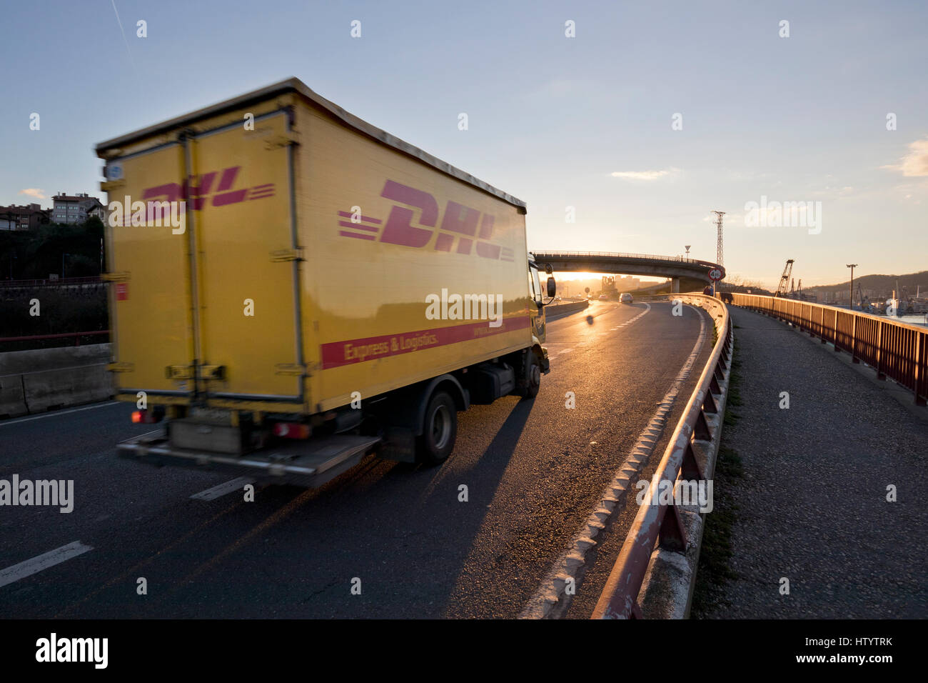Camion de livraison DHL dans une route au coucher du soleil en Guipuzcoa (pays Basque, Espagne) 2017. Banque D'Images