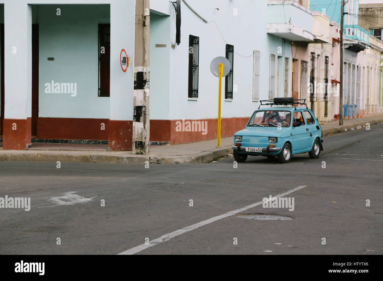 Une vieille voiture Fiat 500 bleue sur la route en Cienfuego, Cuba Banque D'Images