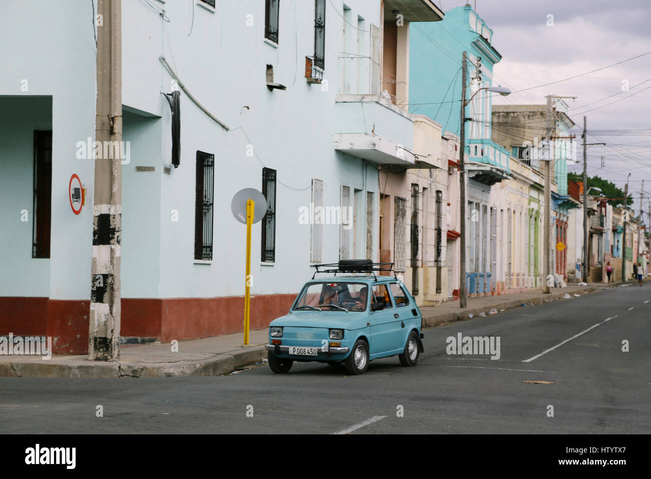 Une vieille voiture Fiat 500 bleue sur la route en Cienfuego, Cuba Banque D'Images