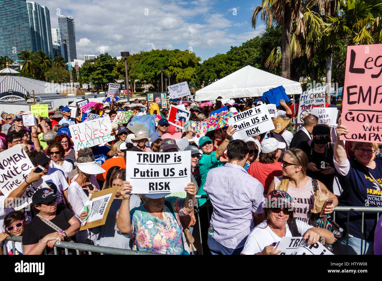 Miami Florida,centre-ville,Bayfront Park,Marche des femmes,manifestation politique,mars,droits de l'homme,défense des droits,signe,femme femme femme,holding signe,protestataires,anti- Banque D'Images