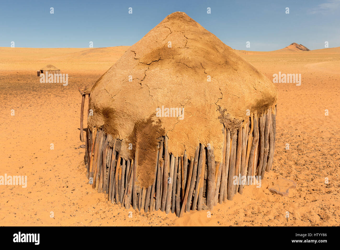 Une habitation hut dans un village Himba dans le désert aride du Kaokoland, Namibie Banque D'Images