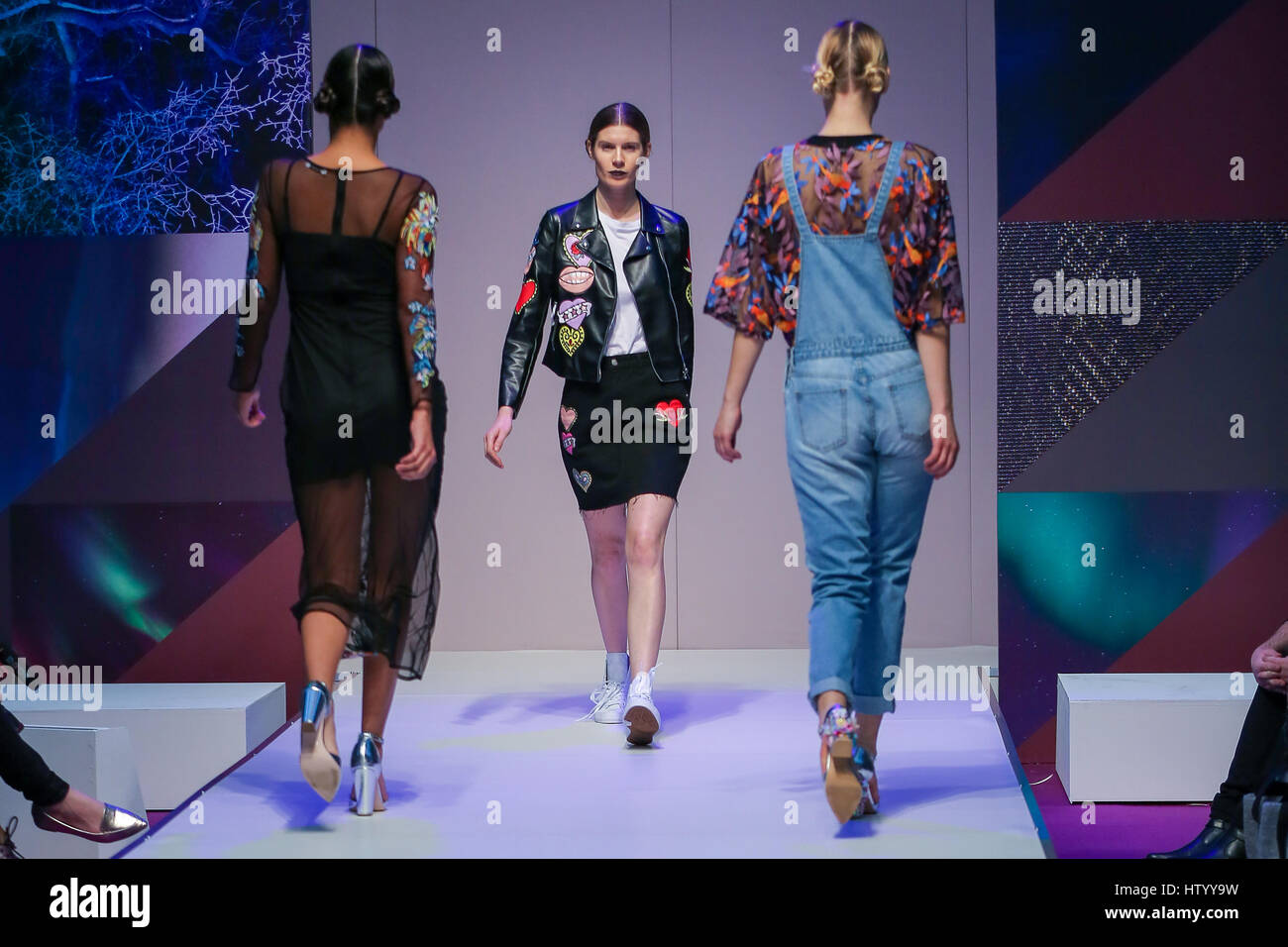 Londres 2017 Pure collection Automne/Hiver à lancer la présentation d'un line-up des principales tendances de la mode de la saison de concepteurs d'inspiration : Modèle d' où : London, Royaume-Uni Quand : 12 Feb 2017 Banque D'Images