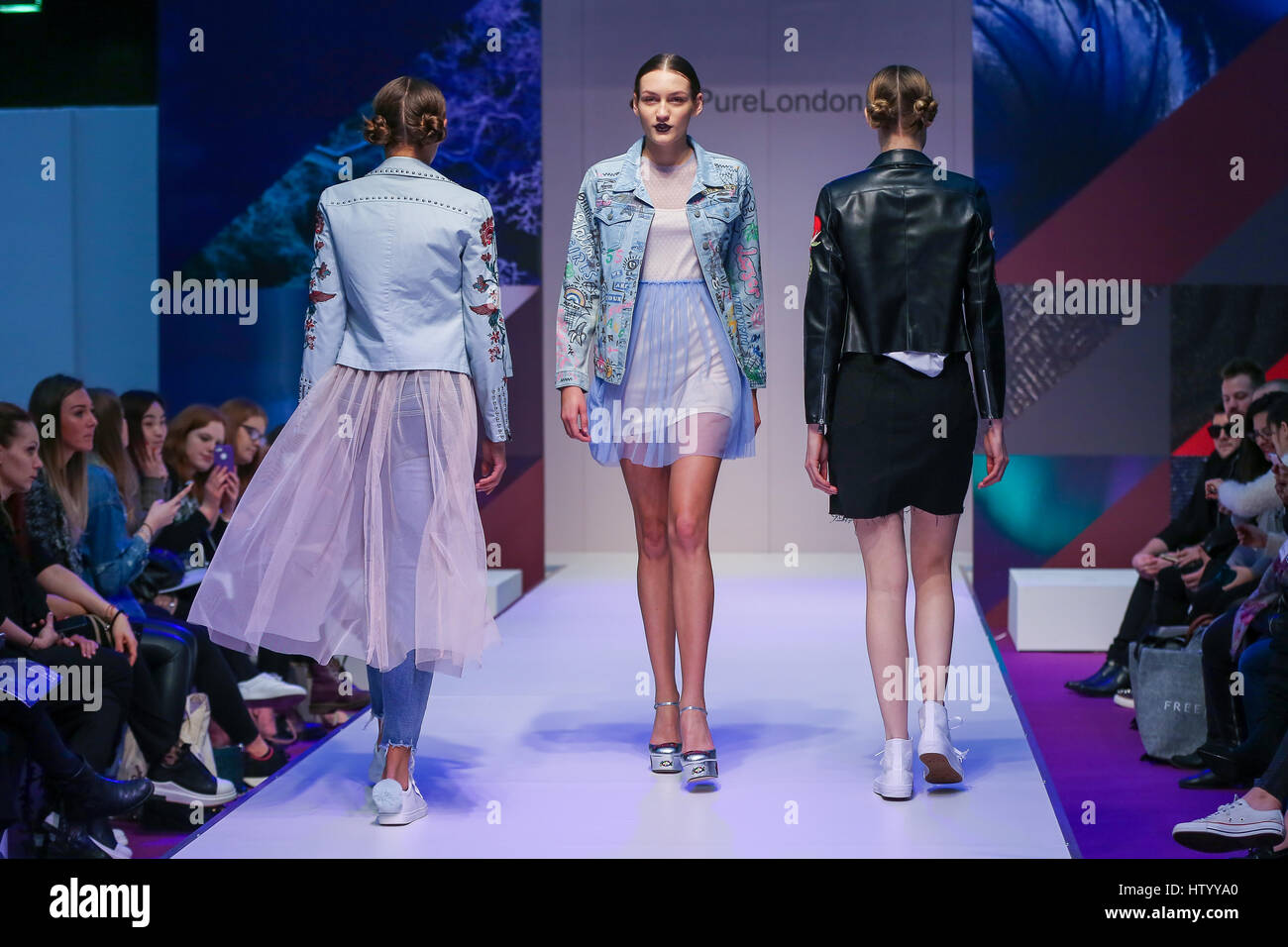 Londres 2017 Pure collection Automne/Hiver à lancer la présentation d'un line-up des principales tendances de la mode de la saison de concepteurs d'inspiration : Modèle d' où : London, Royaume-Uni Quand : 12 Feb 2017 Banque D'Images