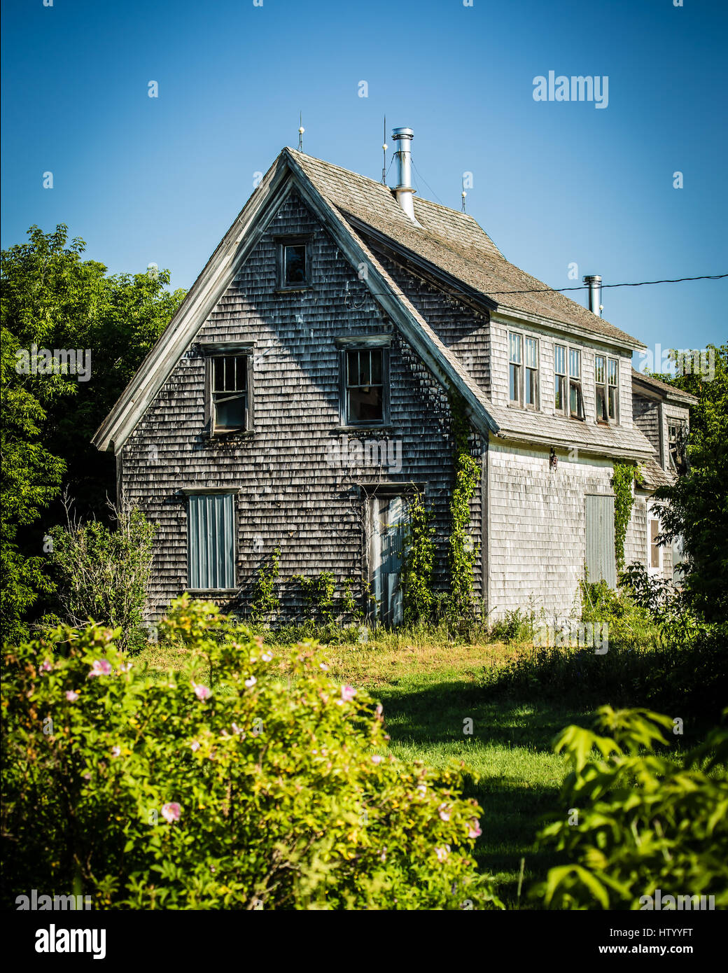 Une maison abandonnée avec barricadèrent windows. Banque D'Images