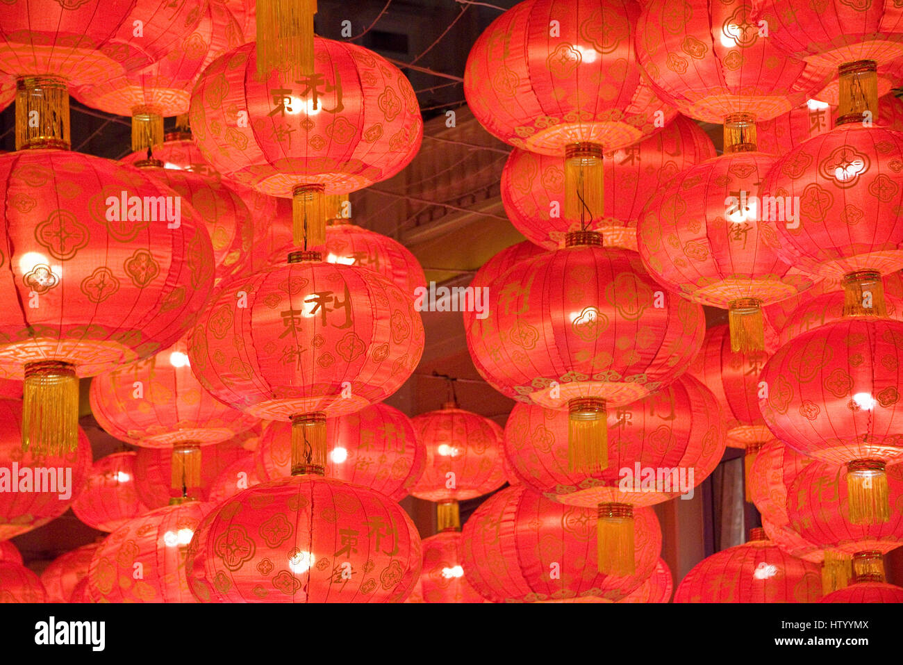 Une vue rapprochée de décorations du nouvel an chinois de raccrocher dans une rue de Hong Kong. Banque D'Images