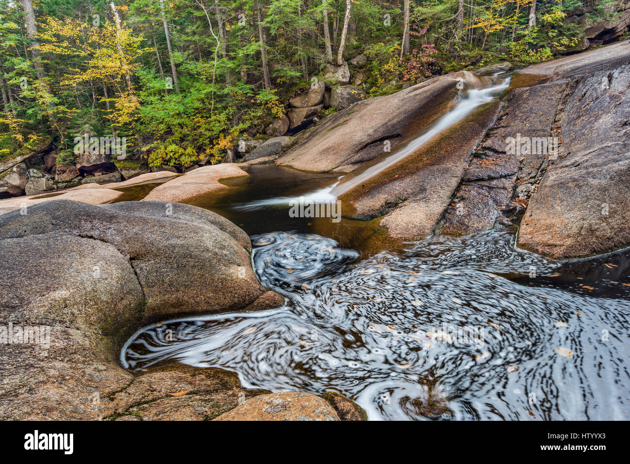 L'un des plusieurs cascades le long du ruisseau Cascade, Franconia Notch State Park, Grafton Co., NH Banque D'Images