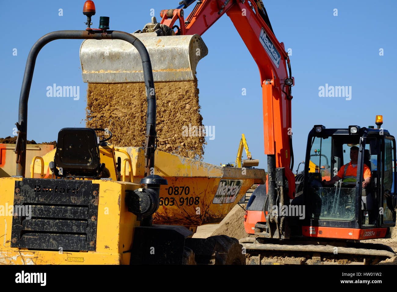La machinerie lourde utilisée dans la préparation de la terre pour la construction de maisons, Grantham, Lincolnshire, Angleterre, Royaume-Uni. Banque D'Images