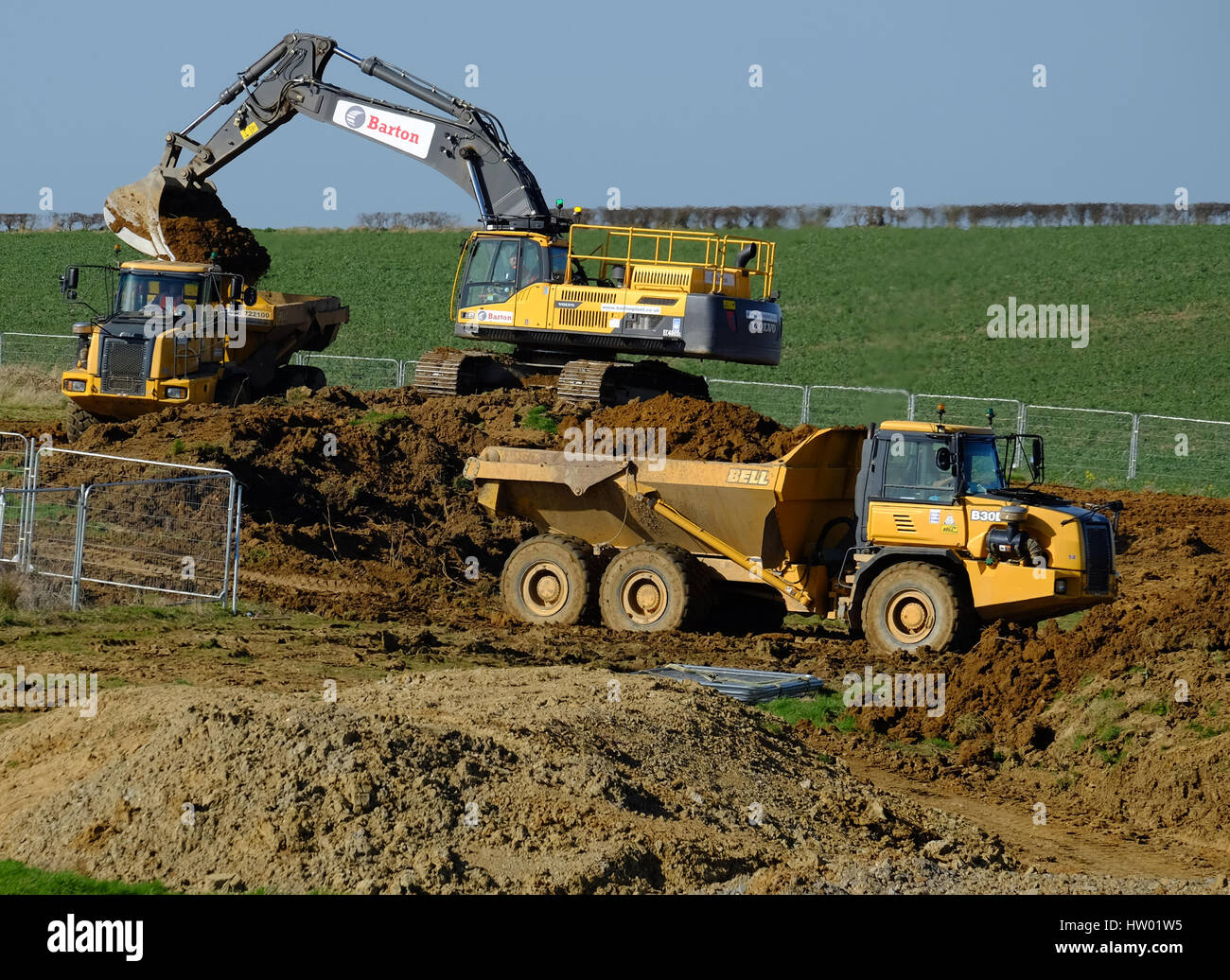 La machinerie lourde utilisée dans la préparation de la terre pour la construction de maisons, Grantham, Lincolnshire, Angleterre, Royaume-Uni. Banque D'Images
