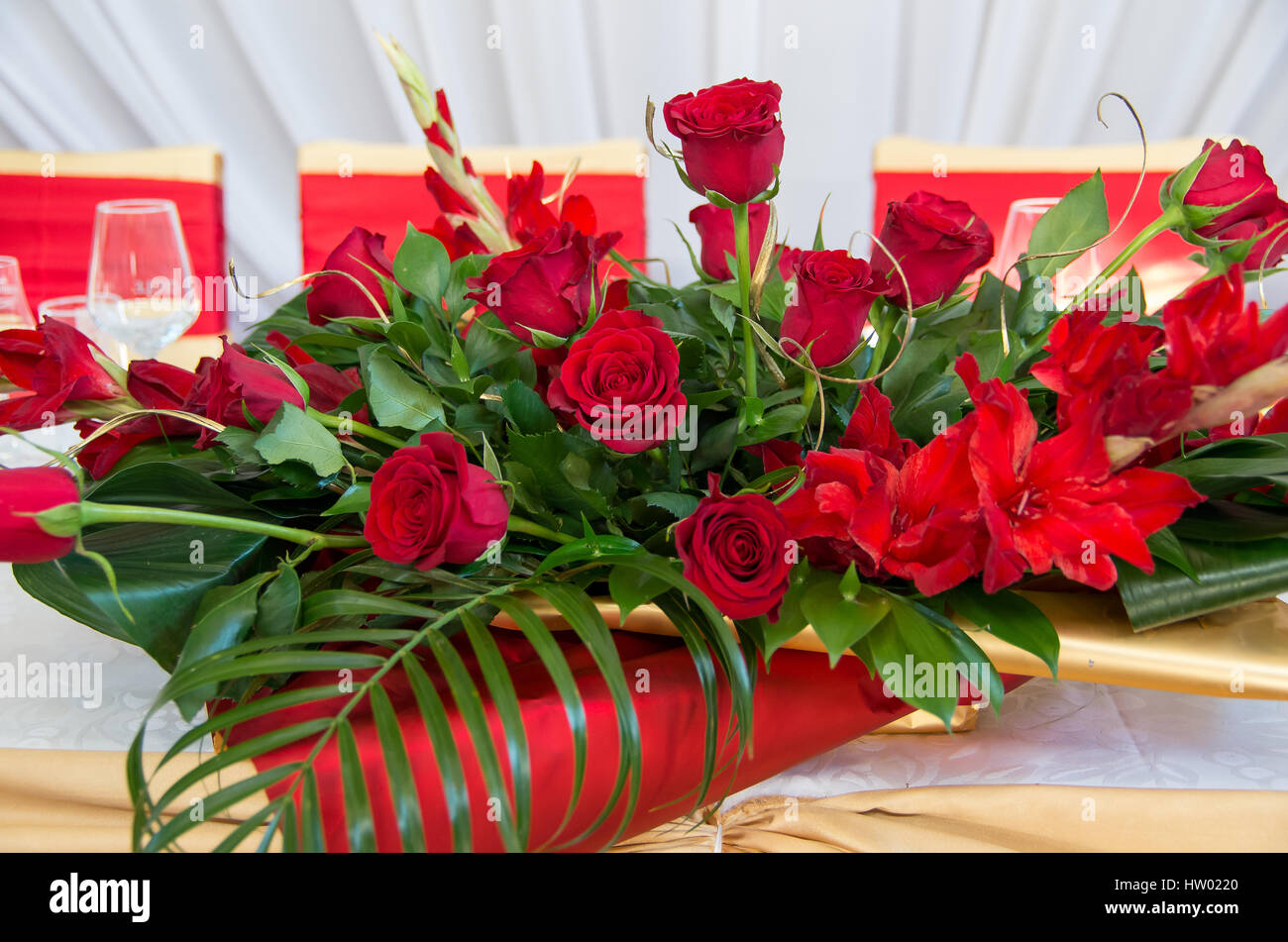 Décoration pour table de fête avec des roses rouges et Lily. Banque D'Images