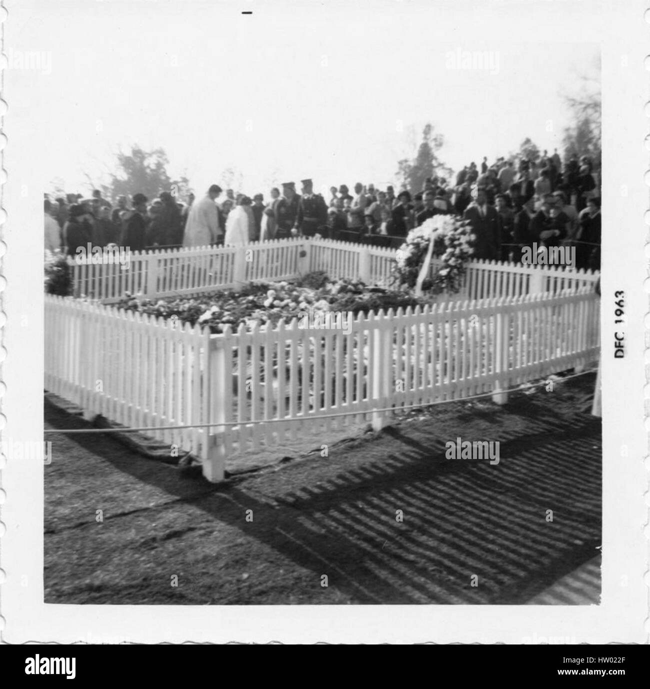 Les gens se rassemblent à la tombe de l'assassiné le président des États-Unis John F. Kennedy peu de temps après sa mort, au cimetière national d'Arlington, Arlington, Virginia, Décembre, 1963. Banque D'Images