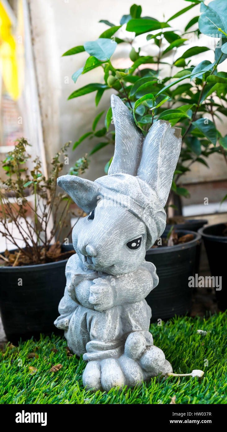 Le lapin assis sur l'herbe, lapin de Pâques Banque D'Images