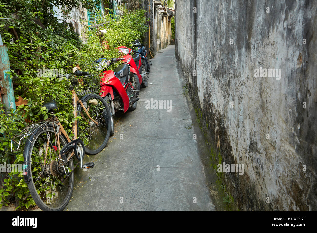 Cycle et moto à ruelle, Hoi An (Site du patrimoine mondial de l'UNESCO), Vietnam Banque D'Images